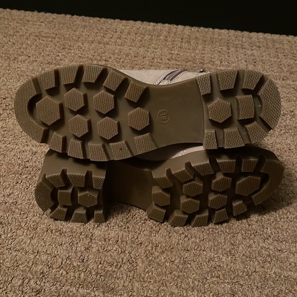 Universal Thread tan boots. Size 8 1/2. New! - Picture 7 of 10